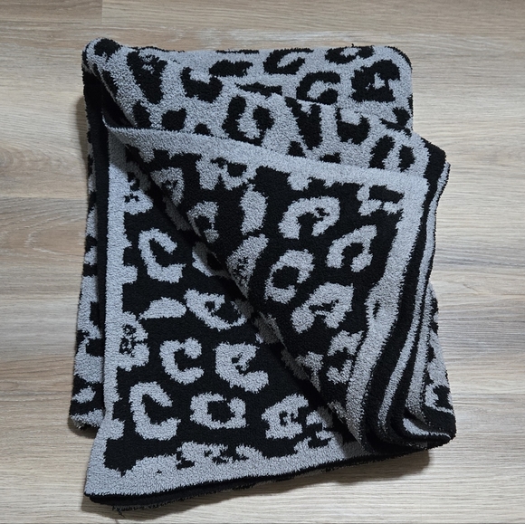 Barefoot Dreams Cozy Chic Barefoot in the Wild Leopard Blanket Throw - Picture 7 of 7